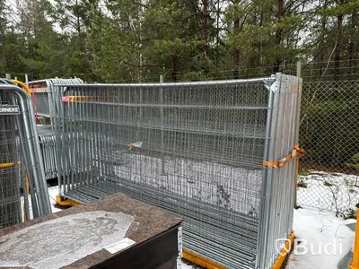 Stort parti med byggstängsel och staket