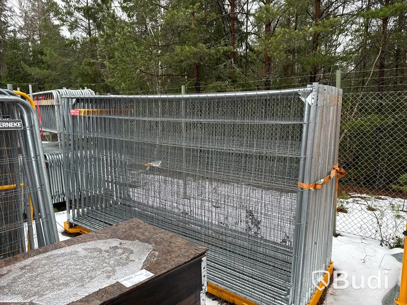 Stort parti med byggstängsel och staket