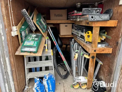 Redskapscontainer inklusive innehåll
