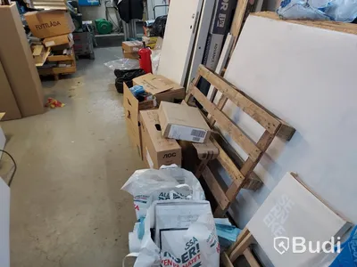 Elhandverktyg, Dewalt såg på stativ, verktygsvagnar vissa med innehåll, byggmaterial. Förråd