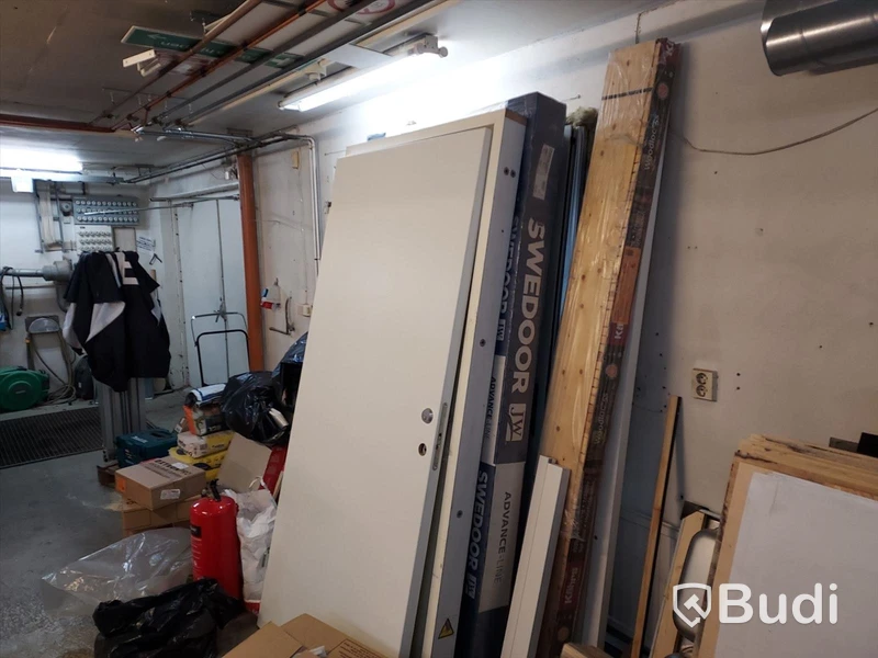 Elhandverktyg, Dewalt såg på stativ, verktygsvagnar vissa med innehåll, byggmaterial. Förråd
