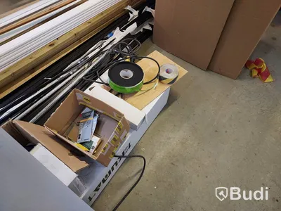 Elhandverktyg, Dewalt såg på stativ, verktygsvagnar vissa med innehåll, byggmaterial. Förråd