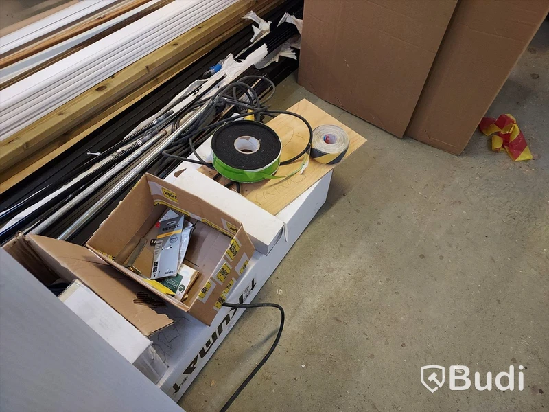 Elhandverktyg, Dewalt såg på stativ, verktygsvagnar vissa med innehåll, byggmaterial. Förråd