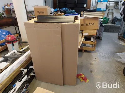 Elhandverktyg, Dewalt såg på stativ, verktygsvagnar vissa med innehåll, byggmaterial. Förråd