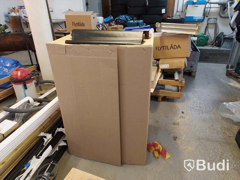 Elhandverktyg, Dewalt såg på stativ, verktygsvagnar vissa med innehåll, byggmaterial. Förråd