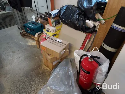 Elhandverktyg, Dewalt såg på stativ, verktygsvagnar vissa med innehåll, byggmaterial. Förråd