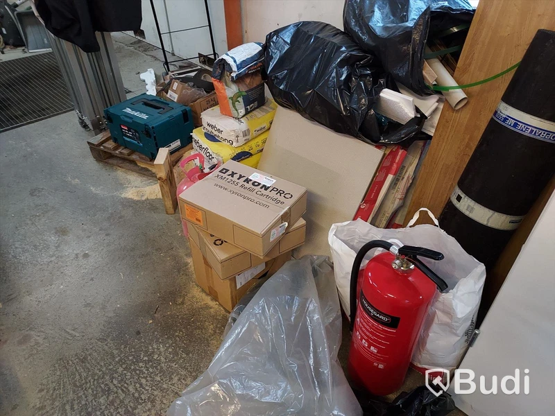 Elhandverktyg, Dewalt såg på stativ, verktygsvagnar vissa med innehåll, byggmaterial. Förråd