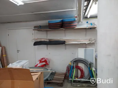 Elhandverktyg, Dewalt såg på stativ, verktygsvagnar vissa med innehåll, byggmaterial. Förråd