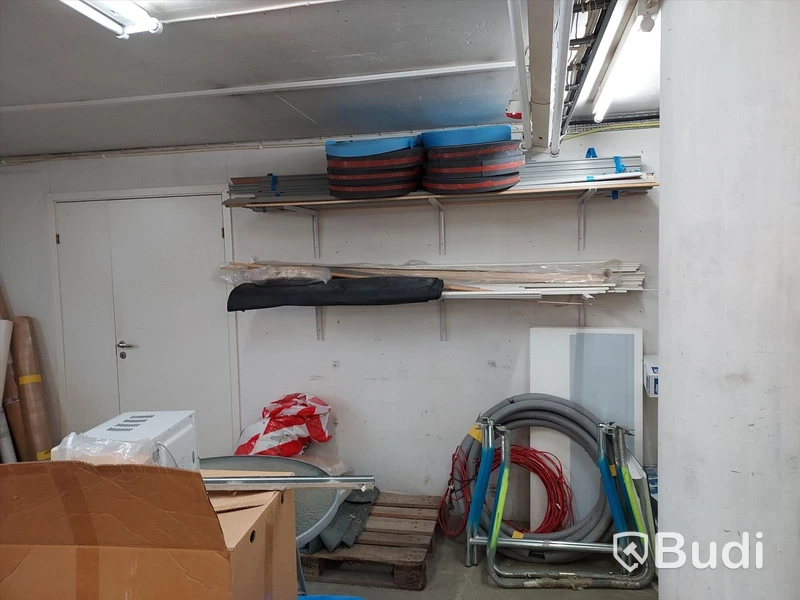 Elhandverktyg, Dewalt såg på stativ, verktygsvagnar vissa med innehåll, byggmaterial. Förråd