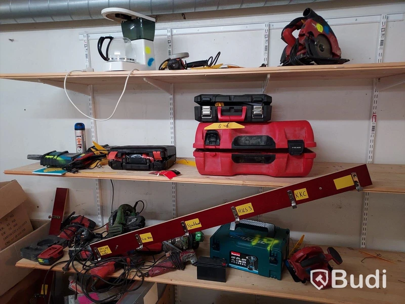 Elhandverktyg, Dewalt såg på stativ, verktygsvagnar vissa med innehåll, byggmaterial. Förråd
