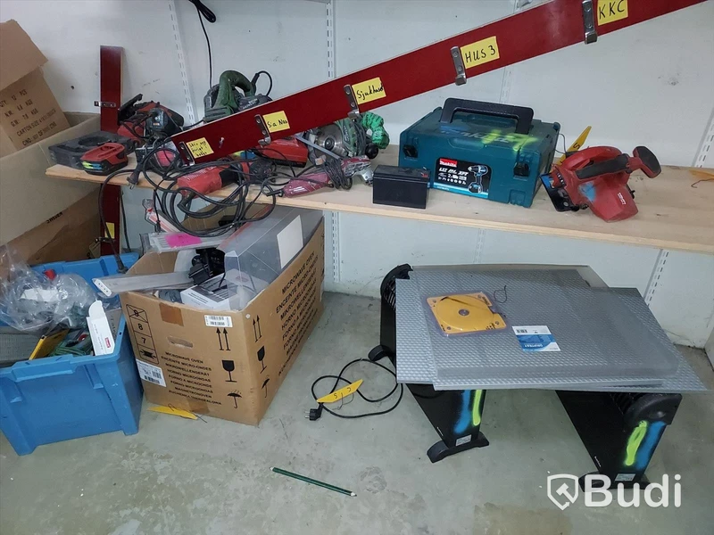 Elhandverktyg, Dewalt såg på stativ, verktygsvagnar vissa med innehåll, byggmaterial. Förråd