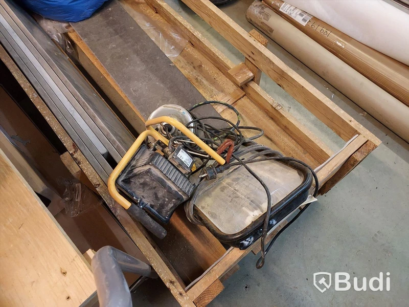 Elhandverktyg, Dewalt såg på stativ, verktygsvagnar vissa med innehåll, byggmaterial. Förråd