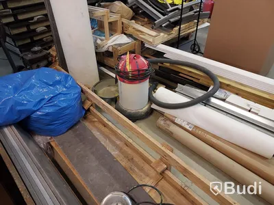Elhandverktyg, Dewalt såg på stativ, verktygsvagnar vissa med innehåll, byggmaterial. Förråd