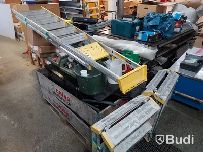 Elhandverktyg, Dewalt såg på stativ, verktygsvagnar vissa med innehåll, byggmaterial. Förråd