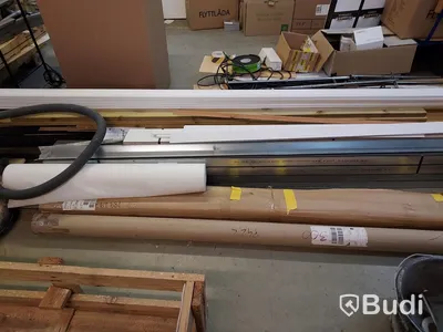 Elhandverktyg, Dewalt såg på stativ, verktygsvagnar vissa med innehåll, byggmaterial. Förråd