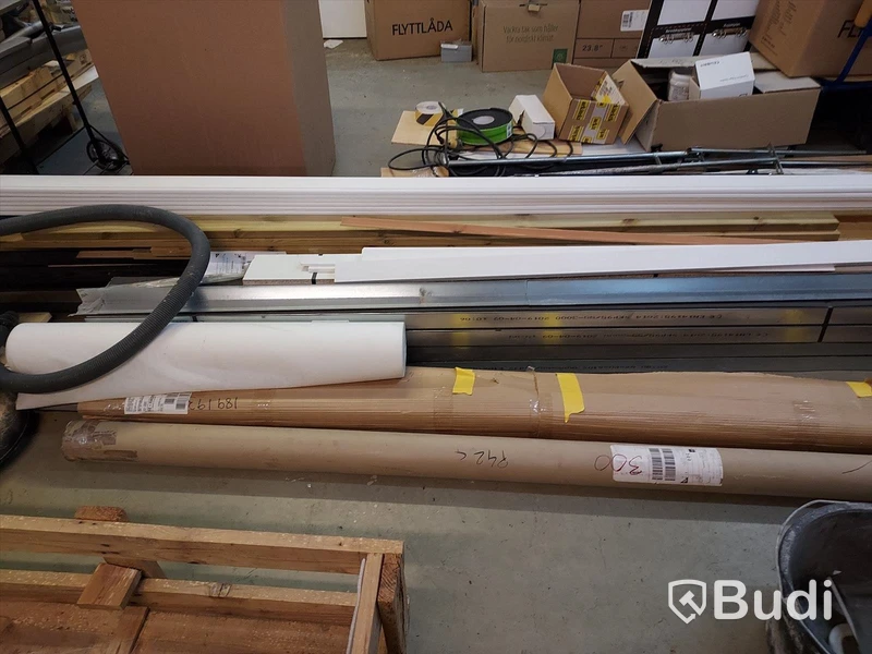 Elhandverktyg, Dewalt såg på stativ, verktygsvagnar vissa med innehåll, byggmaterial. Förråd