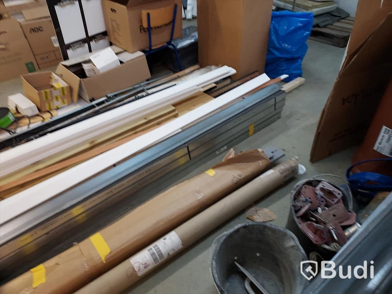 Elhandverktyg, Dewalt såg på stativ, verktygsvagnar vissa med innehåll, byggmaterial. Förråd