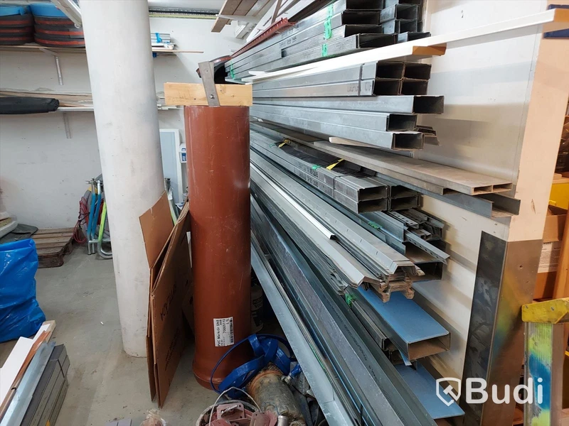 Elhandverktyg, Dewalt såg på stativ, verktygsvagnar vissa med innehåll, byggmaterial. Förråd