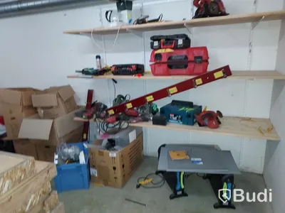 Elhandverktyg, Dewalt såg på stativ, verktygsvagnar vissa med innehåll, byggmaterial. Förråd