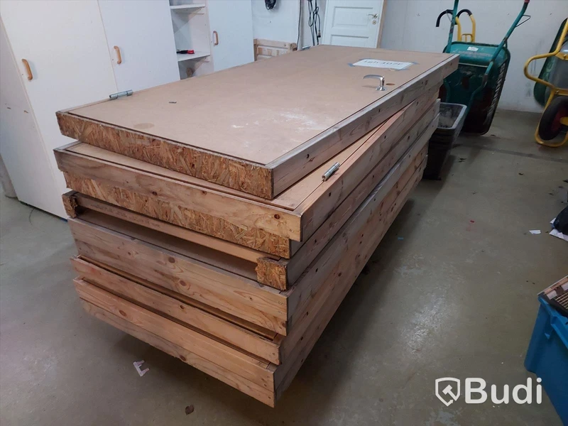 Elhandverktyg, Dewalt såg på stativ, verktygsvagnar vissa med innehåll, byggmaterial. Förråd