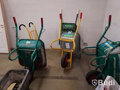 Elhandverktyg, Dewalt såg på stativ, verktygsvagnar vissa med innehåll, byggmaterial. Förråd