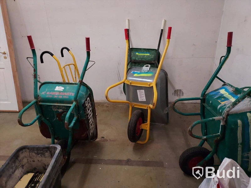 Elhandverktyg, Dewalt såg på stativ, verktygsvagnar vissa med innehåll, byggmaterial. Förråd