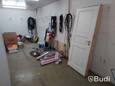 Elhandverktyg, Dewalt såg på stativ, verktygsvagnar vissa med innehåll, byggmaterial. Förråd