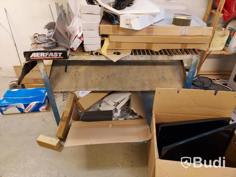 Elhandverktyg, Dewalt såg på stativ, verktygsvagnar vissa med innehåll, byggmaterial. Förråd