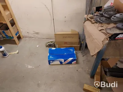 Elhandverktyg, Dewalt såg på stativ, verktygsvagnar vissa med innehåll, byggmaterial. Förråd
