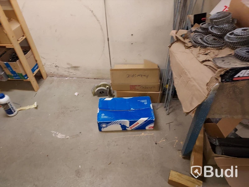 Elhandverktyg, Dewalt såg på stativ, verktygsvagnar vissa med innehåll, byggmaterial. Förråd