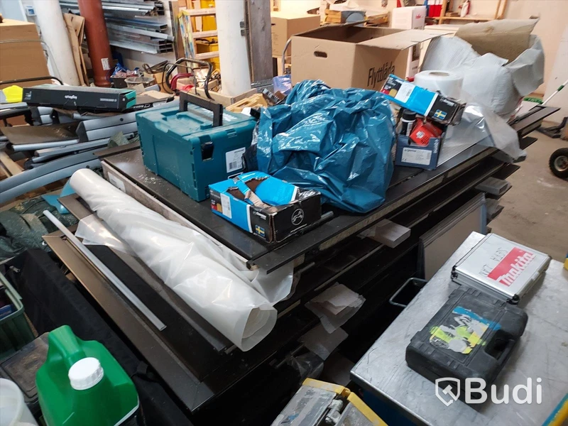 Elhandverktyg, Dewalt såg på stativ, verktygsvagnar vissa med innehåll, byggmaterial. Förråd