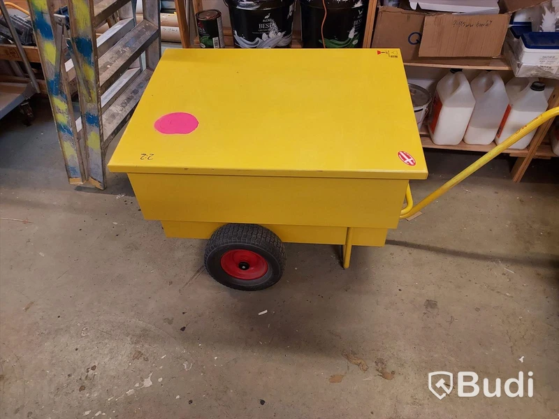 Elhandverktyg, Dewalt såg på stativ, verktygsvagnar vissa med innehåll, byggmaterial. Förråd