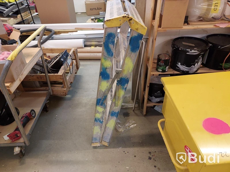 Elhandverktyg, Dewalt såg på stativ, verktygsvagnar vissa med innehåll, byggmaterial. Förråd