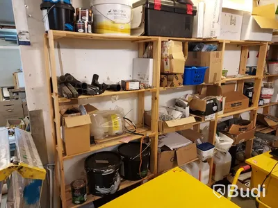 Elhandverktyg, Dewalt såg på stativ, verktygsvagnar vissa med innehåll, byggmaterial. Förråd