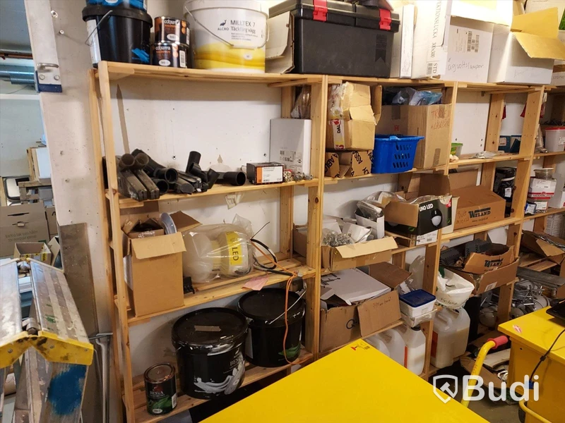 Elhandverktyg, Dewalt såg på stativ, verktygsvagnar vissa med innehåll, byggmaterial. Förråd