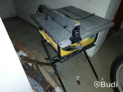 Elhandverktyg, Dewalt såg på stativ, verktygsvagnar vissa med innehåll, byggmaterial. Förråd