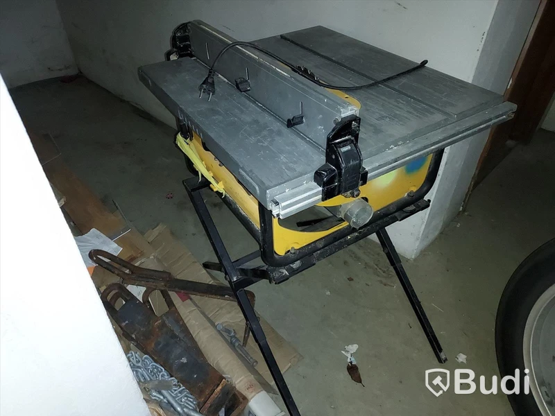 Elhandverktyg, Dewalt såg på stativ, verktygsvagnar vissa med innehåll, byggmaterial. Förråd