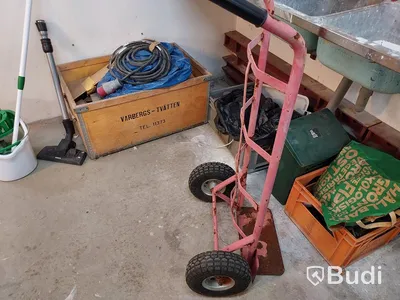 Elhandverktyg, Dewalt såg på stativ, verktygsvagnar vissa med innehåll, byggmaterial. Förråd