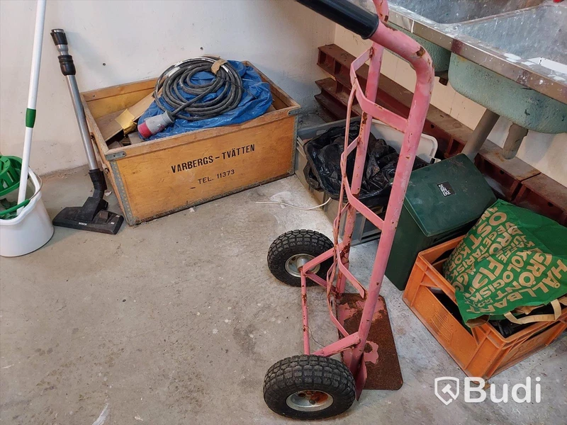 Elhandverktyg, Dewalt såg på stativ, verktygsvagnar vissa med innehåll, byggmaterial. Förråd