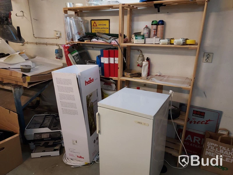 Elhandverktyg, Dewalt såg på stativ, verktygsvagnar vissa med innehåll, byggmaterial. Förråd