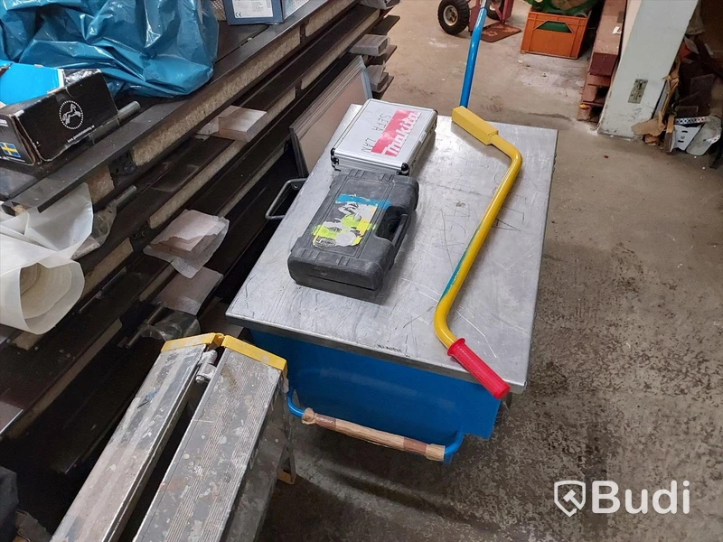 Elhandverktyg, Dewalt såg på stativ, verktygsvagnar vissa med innehåll, byggmaterial. Förråd