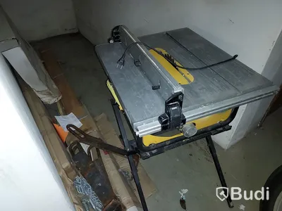 Elhandverktyg, Dewalt såg på stativ, verktygsvagnar vissa med innehåll, byggmaterial. Förråd