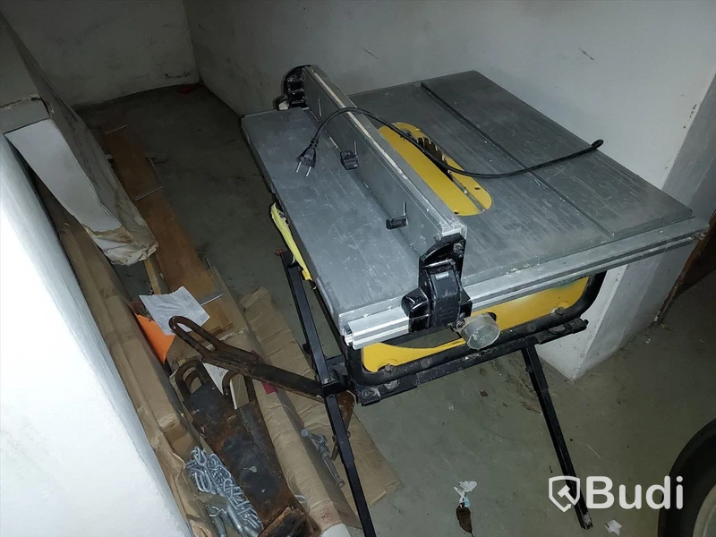 Elhandverktyg, Dewalt såg på stativ, verktygsvagnar vissa med innehåll, byggmaterial. Förråd