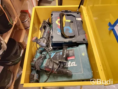 Elhandverktyg, Dewalt såg på stativ, verktygsvagnar vissa med innehåll, byggmaterial. Förråd