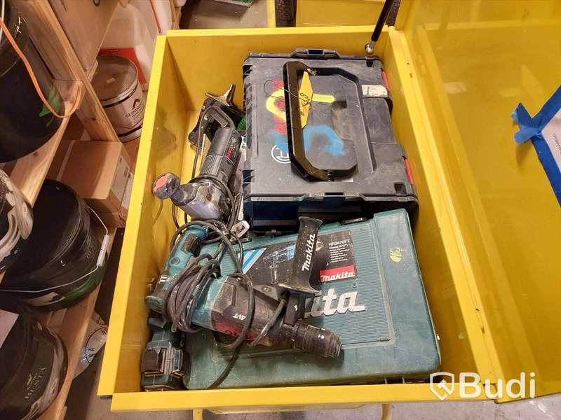 Elhandverktyg, Dewalt såg på stativ, verktygsvagnar vissa med innehåll, byggmaterial. Förråd