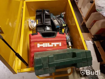 Elhandverktyg, Dewalt såg på stativ, verktygsvagnar vissa med innehåll, byggmaterial. Förråd