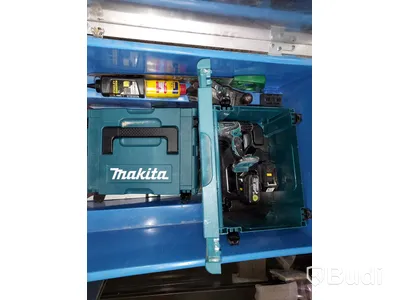 Elhandverktyg, Dewalt såg på stativ, verktygsvagnar vissa med innehåll, byggmaterial. Förråd