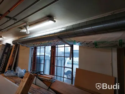 Elhandverktyg, Dewalt såg på stativ, verktygsvagnar vissa med innehåll, byggmaterial. Förråd