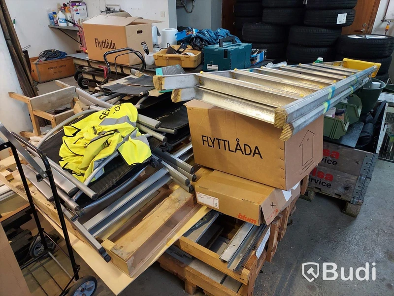 Elhandverktyg, Dewalt såg på stativ, verktygsvagnar vissa med innehåll, byggmaterial. Förråd