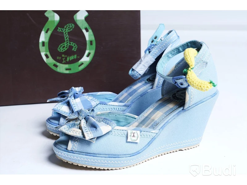 Sandaletter - Miss L-Fire, Moniterrey Cobalt  - stl 39. Nypris 979 kr. OBS! Vänstersko har varit utställnings-/provsko och har lite färgdefekt.